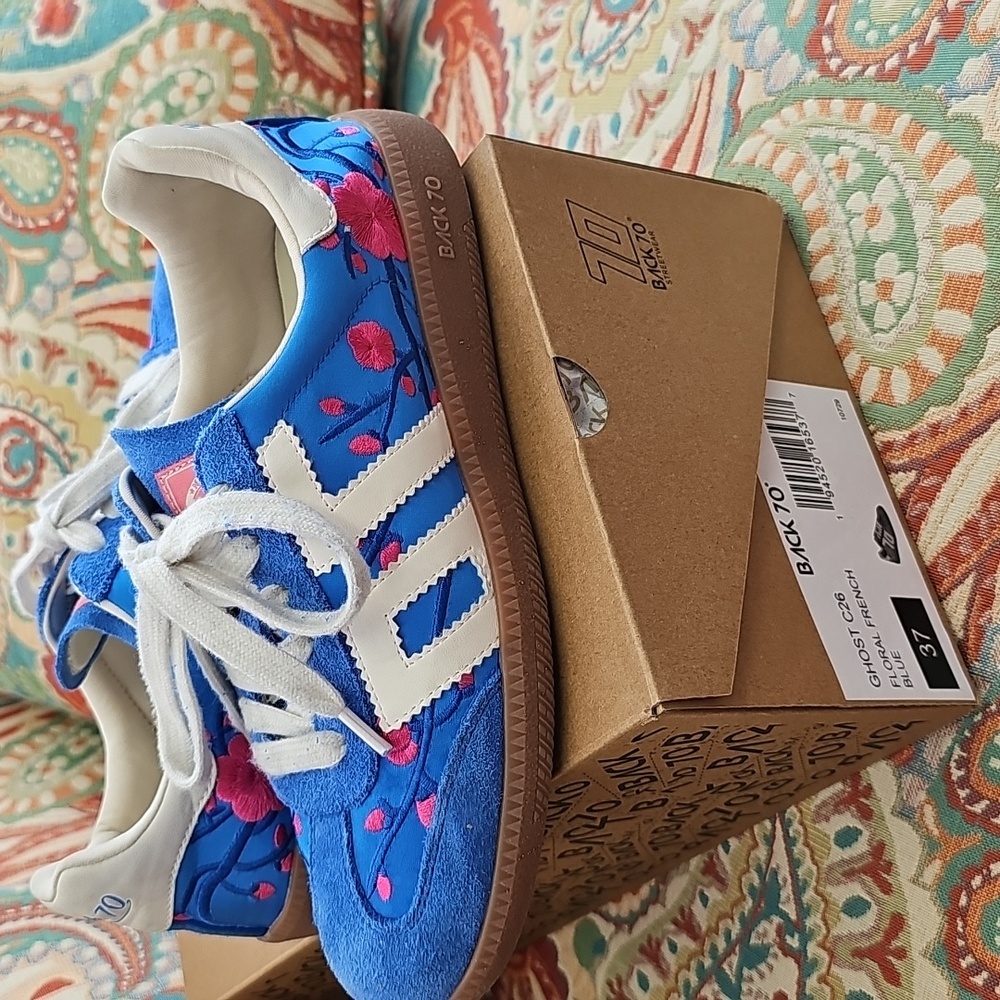 Womens Back 70 Blue Suede Athletic Sneakers with Pink Flowers